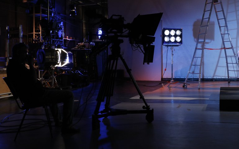 Comédia assume ares de farsa ao retratar celebridade instantânea