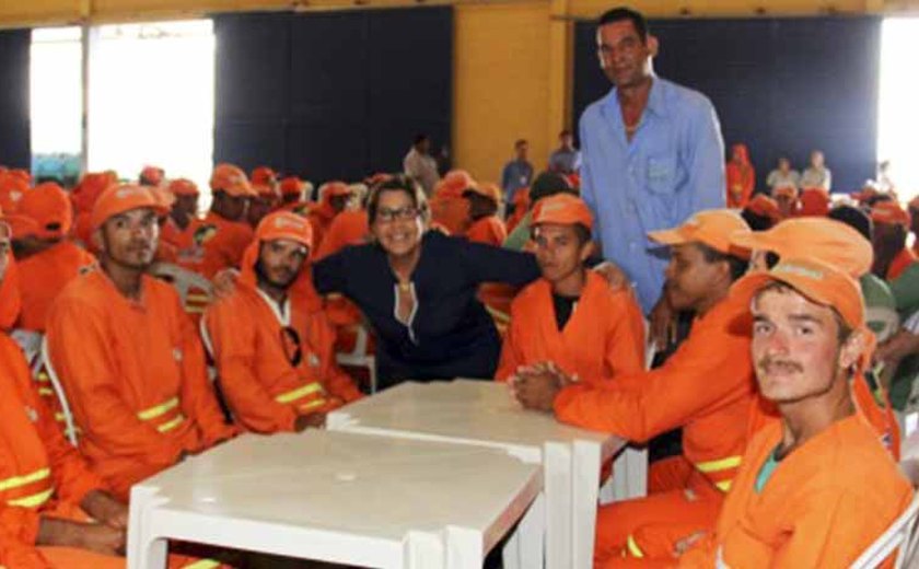 Arapiraca: Célia participa de café da manhã com trabalhadores da Limpel