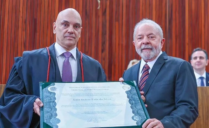 Alexandre Moraes entrega diploma de presidente eleito a Lula e encerra processo eleitoral no País
