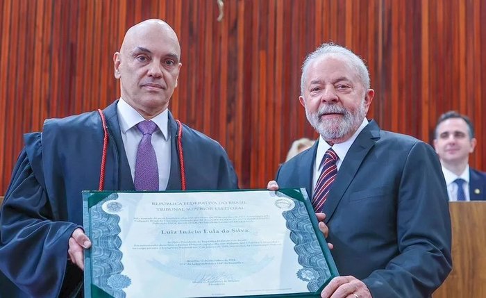 Alexandre Moraes entrega diploma de presidente eleito a Lula e encerra processo eleitoral no País