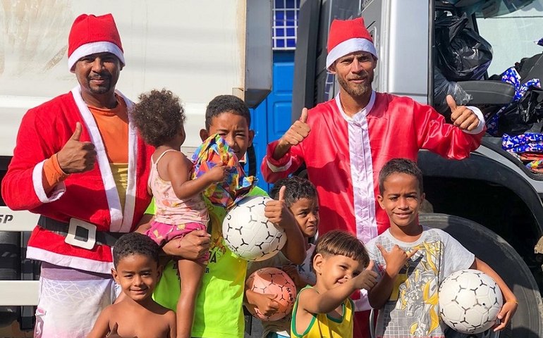 Garis da Secretaria Municipal de Serviços Públicos distribuem presentes para crianças de três bairros de Penedo