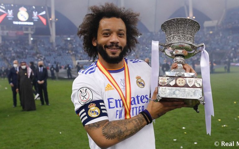 Real Madrid conquista 35º título espanhol; Marcelo levanta taça e faz história
