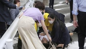 Shinzo Abe recebe primeiros socorros no local do crime / Foto: Foto: Reuters/Reprodução