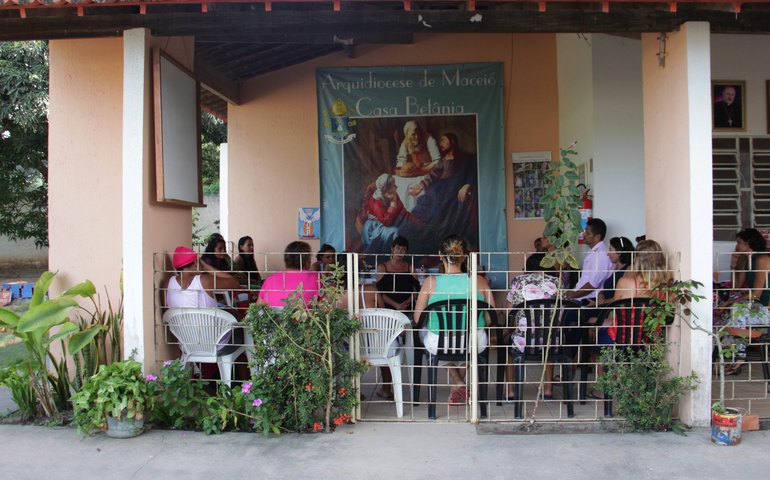 Mulheres dependentes químicas buscam forças para superar as drogas