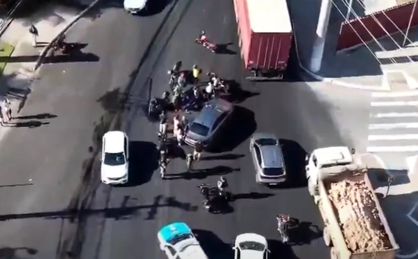 Colisão entre moto e carro deixa dois feridos na Avenida Comendador Gustavo Paiva em Maceió