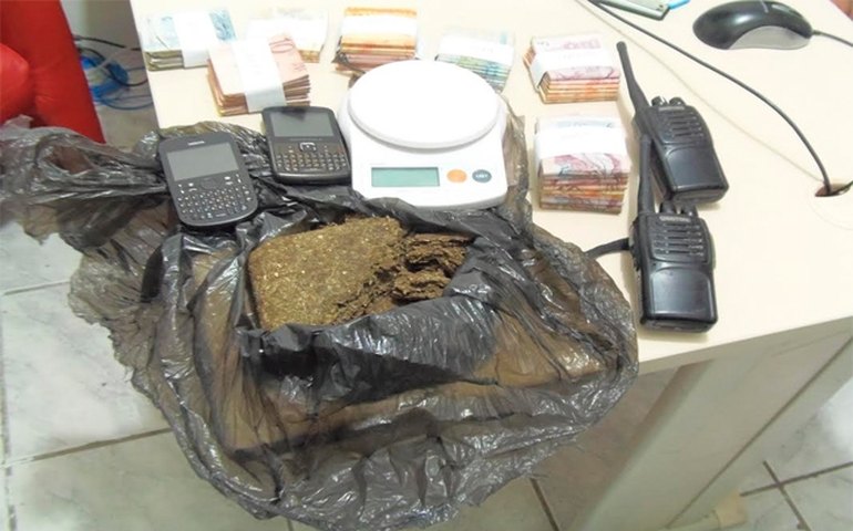 Menor é apreendido com mais de R$ 5 mil e drogas em Maceió
