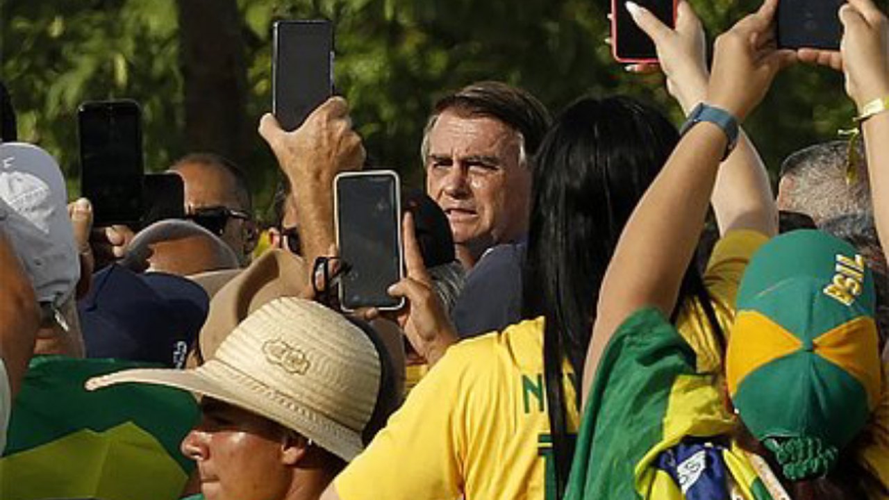 Bolsonaro rompe silêncio: 'Quem decide para onde vão as Forças Armadas são vocês'