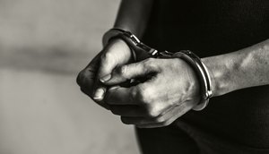 Técnico de escolinha de futebol é preso por suspeita de praticar crimes sexuais contra adolescentes na Grande Aracaju