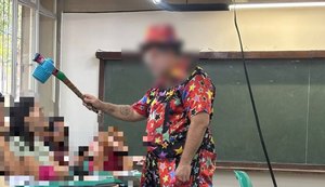 palhaco-na-ufal-tenta-beijar-alunos_widexl