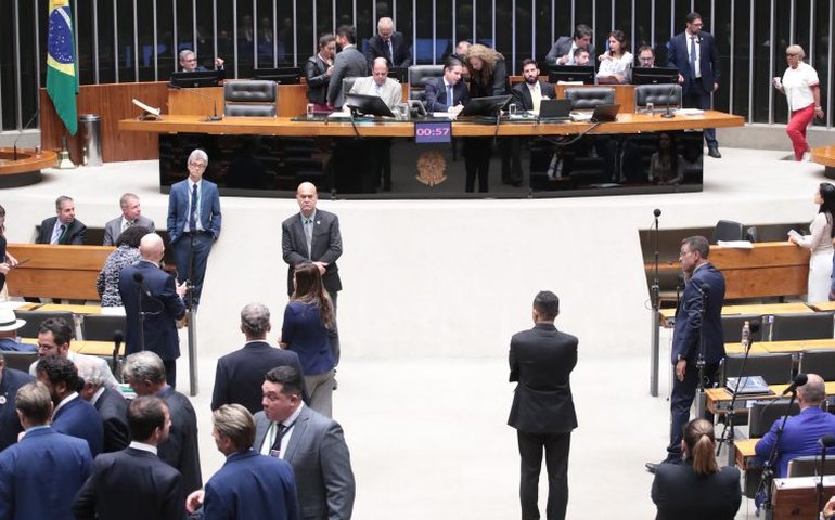 Deputados analisam mudanças no projeto de lei antifacção; acompanhe