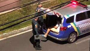 Motorista embriagado é preso após colidir com dois veículos estacionados