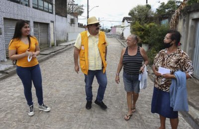 Gilberto Gonçalves fiscaliza obras de infraestrutura do Conjunto Hélio Vasconcelos