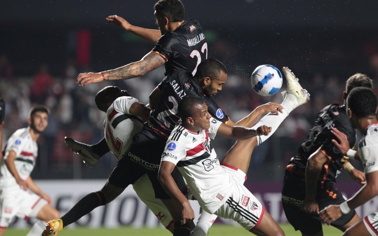 ‘Expressinho’ de Rogério Ceni faz jogo morno, mas vence o fraco Ayacucho