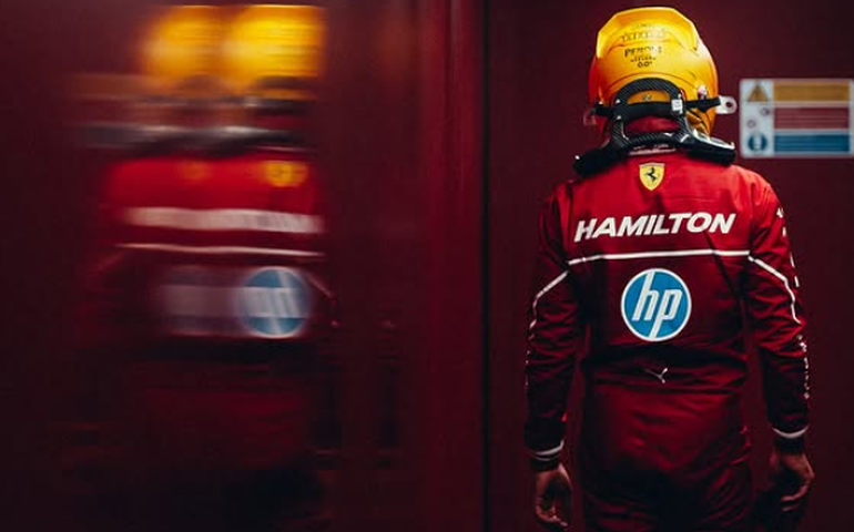 Hamilton critica Ferrari após estreia frustrante na Austrália: 'Grato por não ter batido'