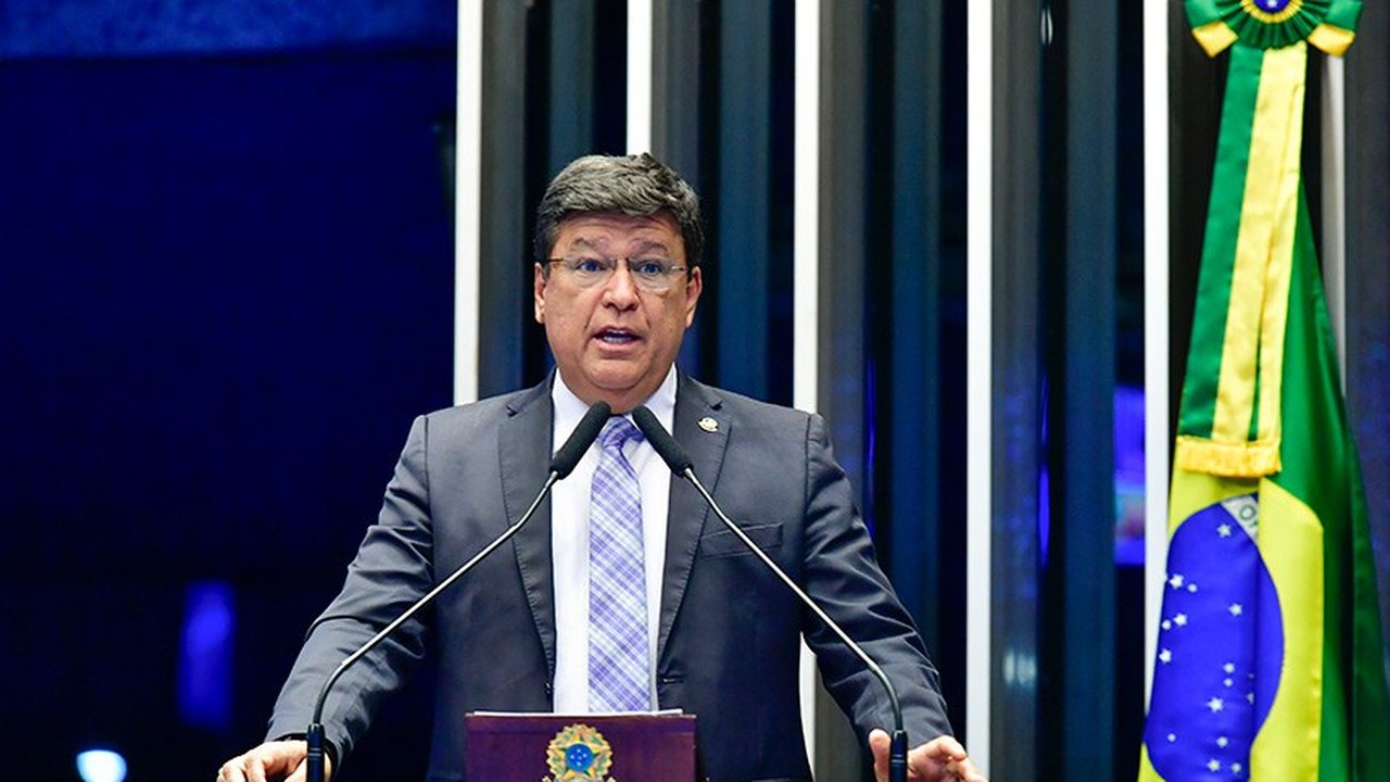 Carlos Viana defende registro imediato de remédio estrangeiro para doenças raras