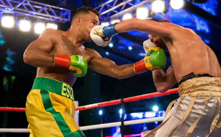 Boxeador argentino é socorrido de maca após sofrer nocaute brutal de francês, no Canadá; veja vídeo