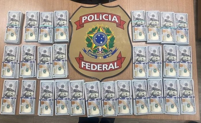 Dólares apreendidos em casa de um dos alvos da Operação