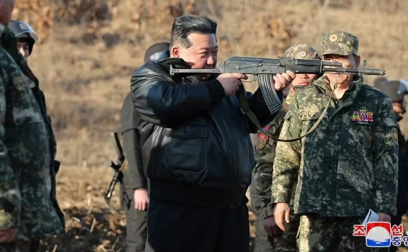 Kim Jong Un exibe arma durante inspeção de base militar e ordena 'simulações de guerra real'