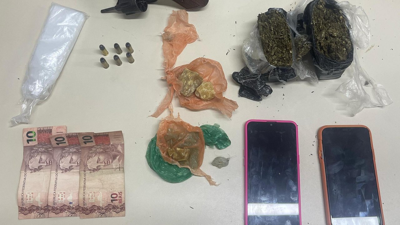 PM apreende armas e drogas em Senador Rui Palmeira e Murici