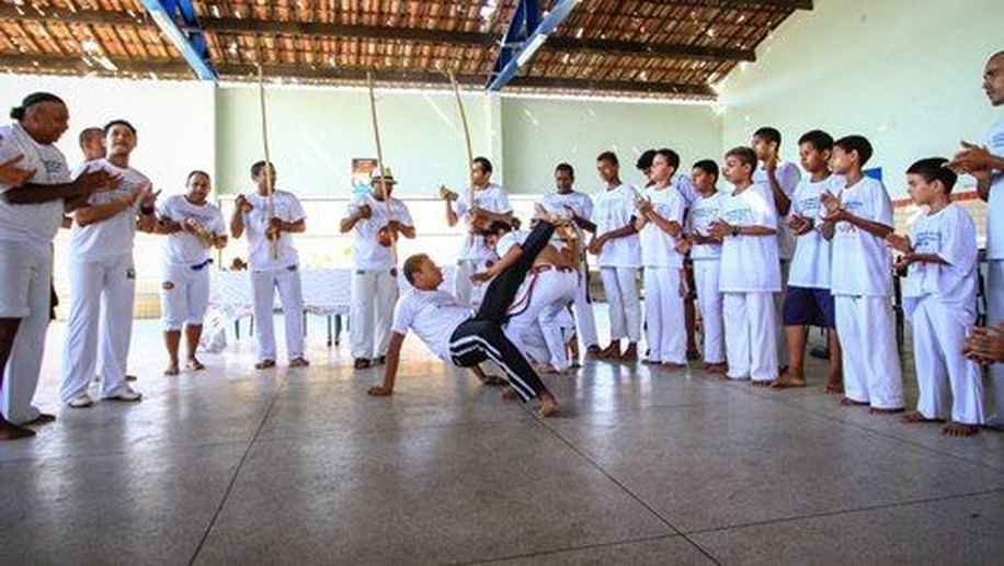 Prática da capoeira é incentivada pelo Juventude Viva