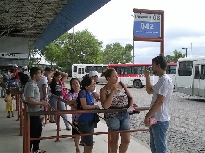 Maio Amarelo: ação orienta passageiros no Benedito Bentes
