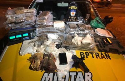 BPTran apreende grande quantidade de maconha, cocaína e crack e prende traficante com armas e R$ 85 mil em dinheiro e cheques