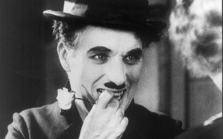 Na Índia, fãs de Charlie Chaplin se vestem como Carlitos para homenagear o ator