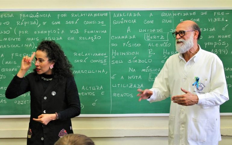 Entra em vigor lei que inclui guia-intérprete na regulamentação da profissão de intérprete de Libras
