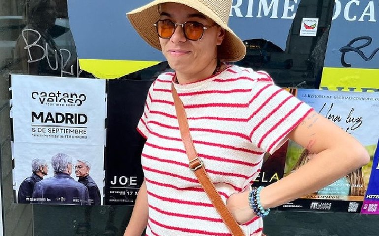 Maria Gadú posta foto com namorada em repúdio a projeto que quer proibir o casamento gay