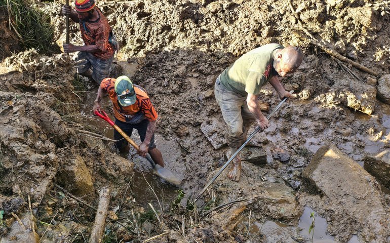 Papua Nova Guiné suspende busca por milhares de corpos soterrados em área montanhosa que deslizou