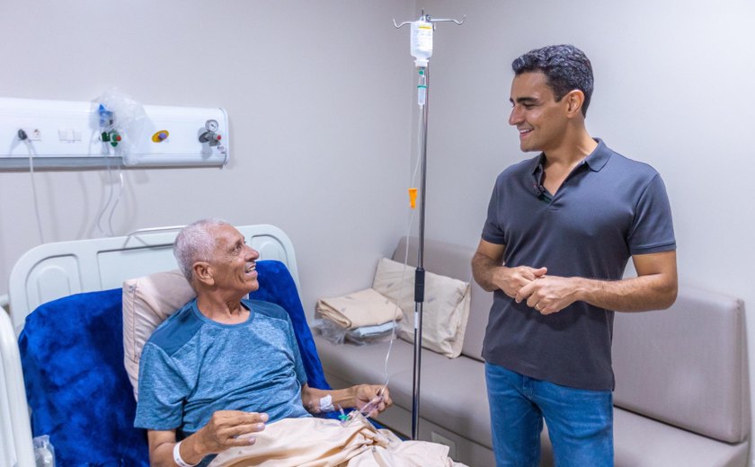 Prefeito JHC visita paciente no Hospital da Cidade