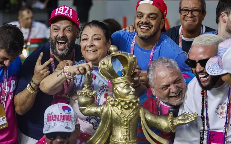 Rosas de Ouro é a grande campeã do carnaval de São Paulo