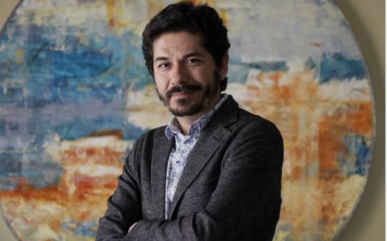 Juan Pablo Villalobos trata a xenofobia com humor crítico