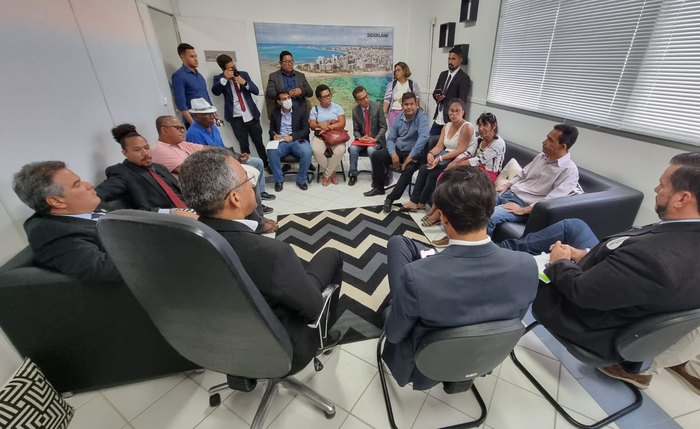 Vereadores e mosradores afetados pelo afundamento de bairros em Maceió discutem destinação dos recursos pagos pela Braskem