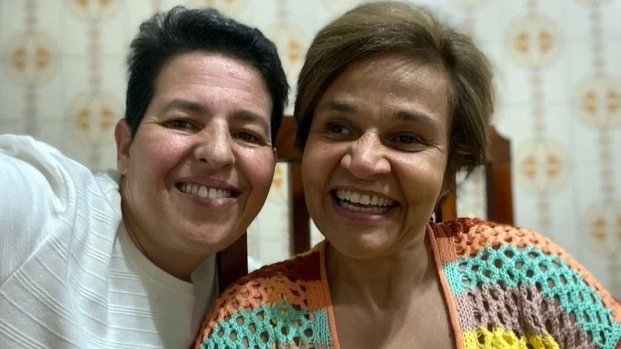 Claudia Rodrigues se declara para ex-empresária e a pede em casamento