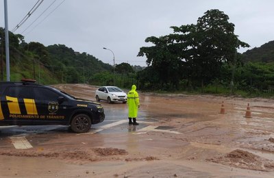Avenida Pierre Chalita é interditada para limpeza em área de deslizamento de terra 