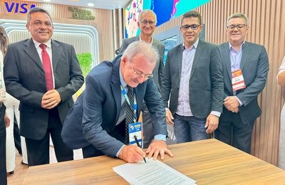 Prefeito de Taquarana assina convênio para instalação de sistema de energia solar e ampliação de iluminação de led