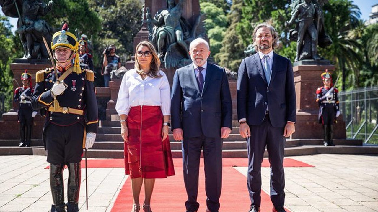 Na Argentina, Lula participa de entrega de flores em monumento de San Martin