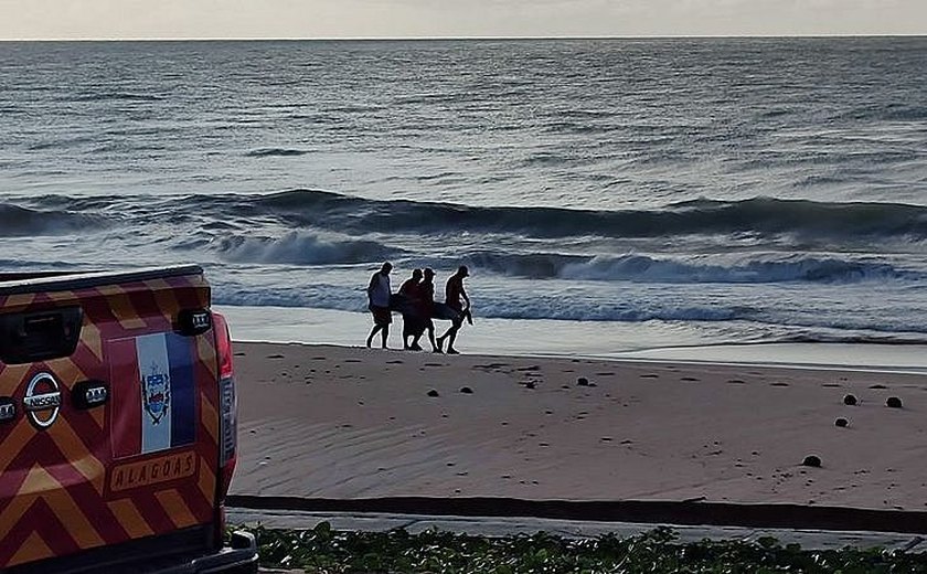 Idosos são resgatados após afogamento na Praia do Francês