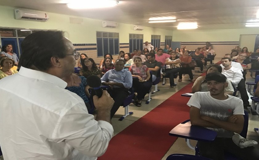 Luciano Barbosa ouve comunidade escolar de Palmeira dos Índios
