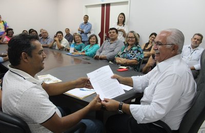 Rogério dá posse ao novo Conselho Municipal de Saúde de Arapiraca