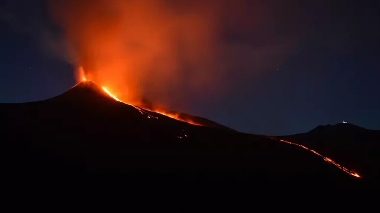 Itália: erupção do Etna forma extensa coluna de cinzas e provoca fechamento de aeroporto