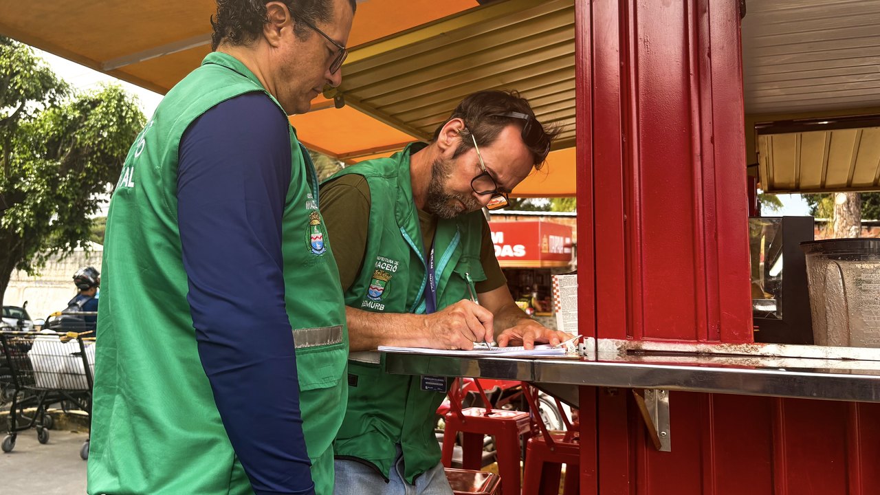 Operação Língua Suja inspeciona empreendimentos na Feirinha do Tabuleiro