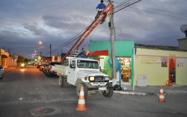 Prefeitura Arapiraca expande serviços no sistema de iluminação pública