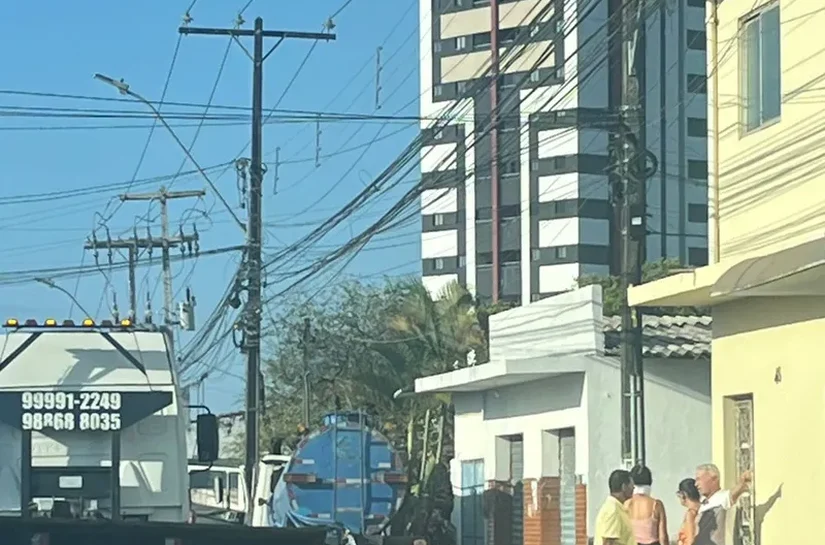 Caminhão invade residência em Maceió: Motorista pode ter cochilado ao volante