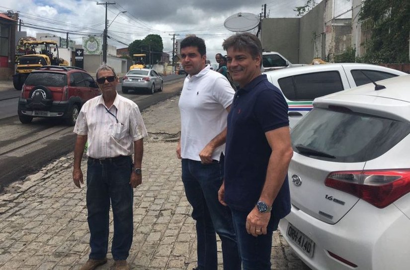Prefeito Rui Palmeira vistoria obras de recapeamento na Avenida Rotary