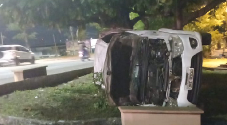 Motorista fica ferido após caminhoneta capotar em Aracaju / Foto: Foto: CPTran/SE