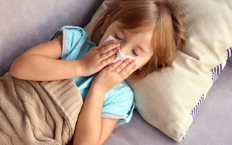 Estudo revela quantas vezes crianças ficam gripadas por ano e qual a pior faixa etária