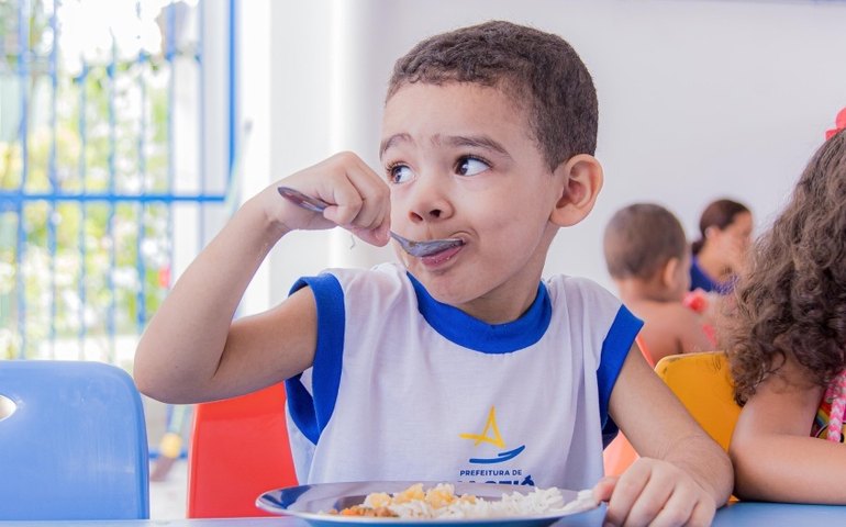 Nutricionistas garantem alimentação saudável a mais de 60 mil estudantes