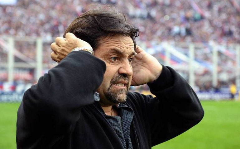 Técnico acusado de racismo contra árbitro no Uruguai pede demissão e se defende: 'moro com meninos de pele escura'